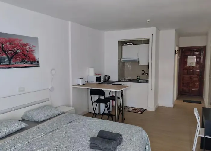 With Rooftop Pool 아파트